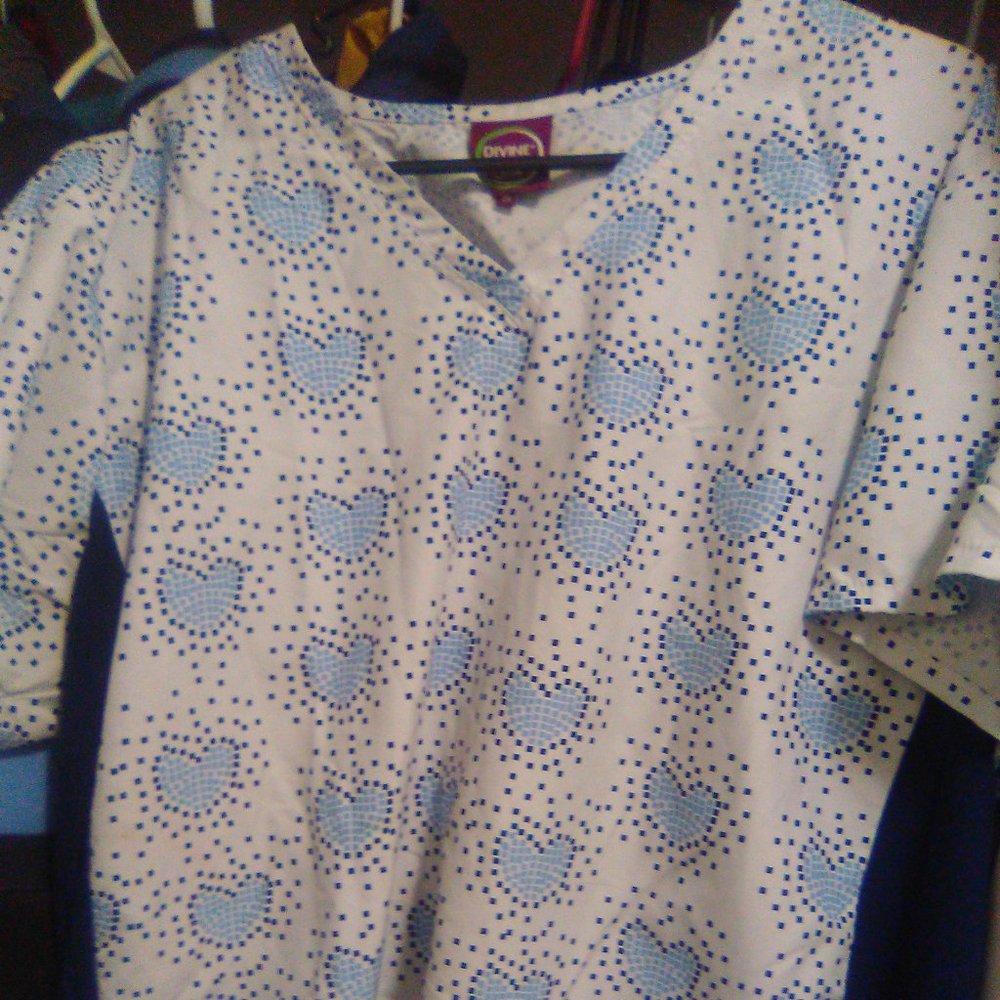 Women's Divine Scrubs 2x Scrub Top
